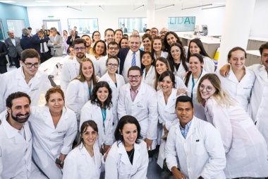 Alberto en la inauguración de una planta de medicamentos biológicos