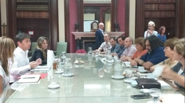 Kicillof recibió a la cúpula de los gremios docentes en Gobernación