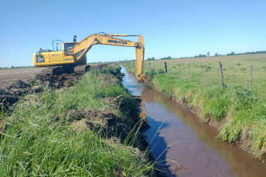 Limpian canales de la zona rural de Alberti para favorecer escurrimiento de agua