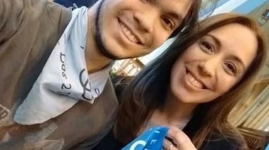 Aborto: Vidal se mostró con el pañuelo celeste de los grupos "provida"