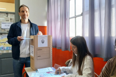 Petrecca emitió su voto y destacó la importancia de la jornada democrática