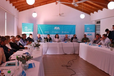 Tejedor fue anfitrión de la reunión del comité de Cuencas del Río Salado