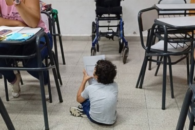 Proponen crear sistema municipal de becas para madres estudiantes con hijos a cargo