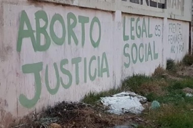Detuvieron a dos mujeres por realizar pintadas por el aborto legal