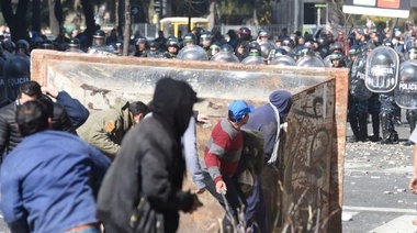 Serios incidentes en La Plata entre la policía y manifestantes del Astillero Río Santiago