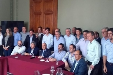 Cónclave radical: dos intendentes de la cuarta anuncian "nueva relación" con el PRO