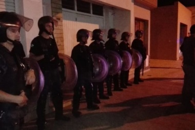 Atacaron la casa del intendente Aiola en marcha por el crimen de la peluquera
