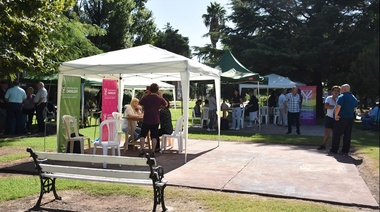 El gabinete municipal volvió a atender en un espacio público