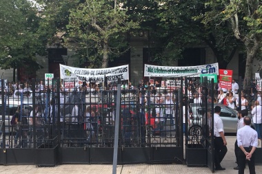 Farmacéuticos marcharon a La Plata para frenar el avance de Farmacity en la Provincia