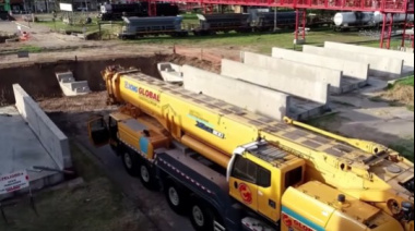 Llegó a Junín la grúa que realizará el trabajo grueso de la obra del Paso Bajo a Nivel