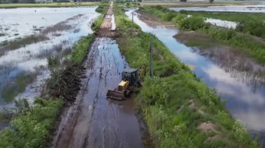 En Alberti refuerzan la contención de agua para evitar el corte de un camino rural