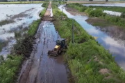 En Alberti refuerzan la contención de agua para evitar el corte de un camino rural