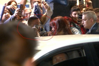 Quisieron matar a Cristina Kirchner mientras saludaba a la militancia