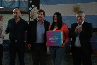 Sileoni y Britos entregaron netbooks a alumnos de escuelas rurales