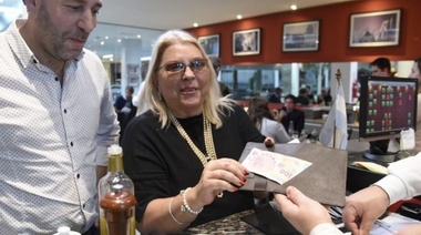 Desde el Congreso buscan que la propina pueda estar incluida en la factura final