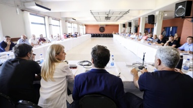 Kicillof se trajo el respaldo de los intendentes desde la costa