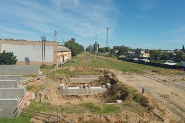 Mientras se espera el reinicio de obra hubo cierres comerciales en calle Rivadavia