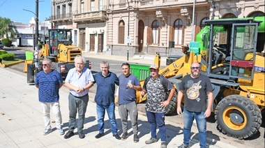 Britos presentó dos palas cargadoras que se suman para el área de Servicios Públicos