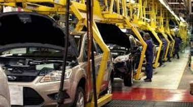 La producción de vehículos bajó 31,2% en octubre y suma 15 meses de caída