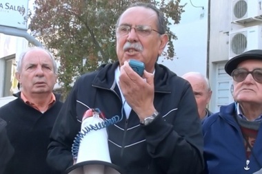 Jubilados de Junín brindan con pan y agua: "el gobierno hace un genocidio"
