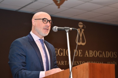"No hay país sin respeto a la Constitución, sin división de poderes"