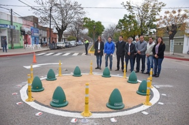 Burlas a Britos en redes sociales por inaugurar una pequeña rotonda