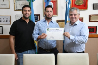 Britos entregó la habilitación municipal a Maxi Carrefour