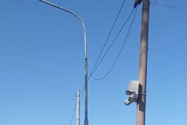 Colocan dos nuevas cámaras de seguridad en el acceso a Alberti