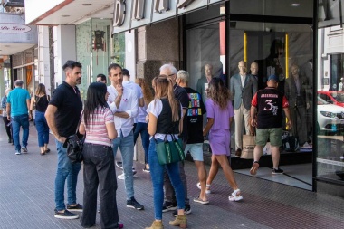 Petrecca recorrió el centro de Junín con autoridades de Comercio e Industria