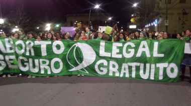 Organizaciones feministas invitan a seguir el debate del senado por pantalla gigante en Junín
