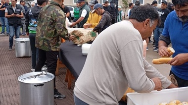Gremios movilizados y olla popular frente al palacio municipal