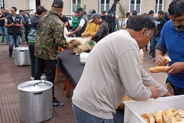 Gremios movilizados y olla popular frente al palacio municipal