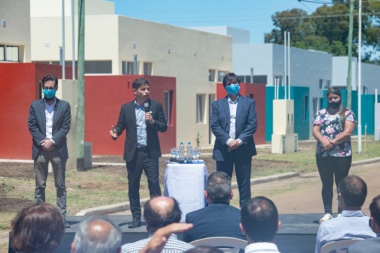 Kicillof dijo que “en pandemia” hará “más viviendas” que Vidal en su primer año