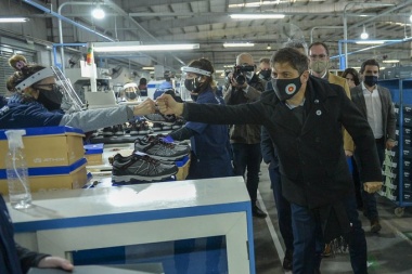 Kicillof estuvo en Chivilcoy recorriendo la planta de Bicontinentar