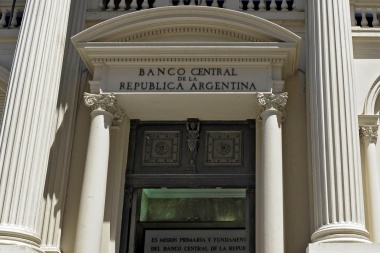 El Banco Central congeló hasta fin de año el piso y el techo del precio del dólar