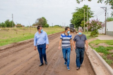 Petrecca recorrió obras en Av. La Plata y habló con vecinos de Junín