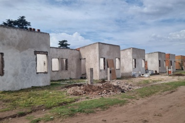 Bozzano recorrió la obra provincial de 25 viviendas sociales en Junín