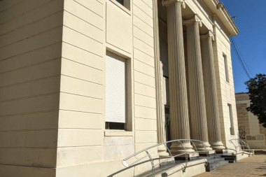 La administración Recoulat depósito los salarios para los municipales