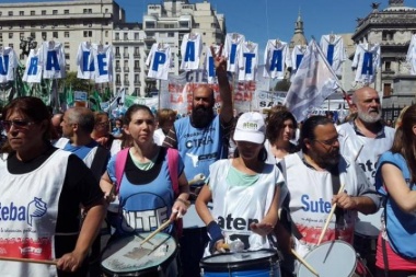 Médicos, judiciales y estatales reclamaron la reapertura de las paritarias en Provincia