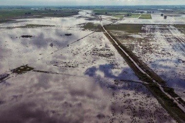 Ruralistas de Junín en alerta por el agua que ingresa desde Santa Fé a Buenos Aires