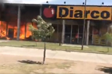 En Pehuajó saquearon un super mayorista que se había incendiado horas antes