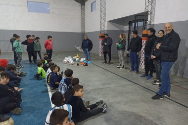 Lago participó de la entrega de material deportivo a escuelas de fútbol infantil albertinas
