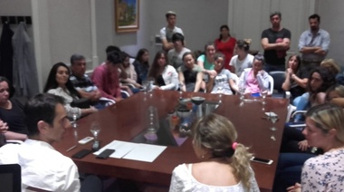 Petrecca recibió a alumnos y padres de varios colegios en su despacho