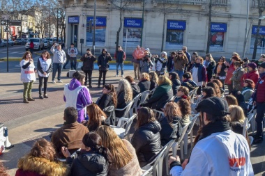 En Junín, docentes realizaron una "clase abierta" frente al municipio