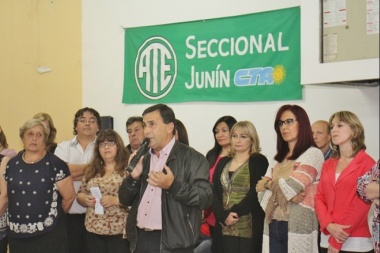 Docentes y estatales se concentran en Consejos Escolares por descuentos y atrasos en los salarios