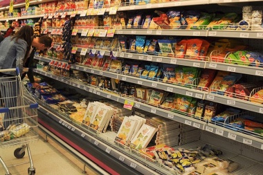 Alimentos se dispararon 1,8% en una semana por la suba del “blue”