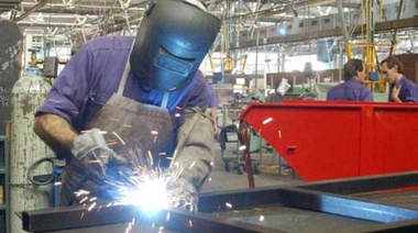 La actividad industrial retrocede y marca una nueva caída del 4,1% en agosto