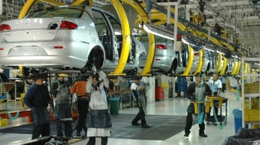 Según el INDEC; la actividad industrial cayó 13,3% y la construcción 15,9 por ciento