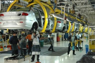 Según el INDEC; la actividad industrial cayó 13,3% y la construcción 15,9 por ciento