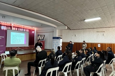 Capacitan a agentes policiales sobre abuso sexual y grooming en General Arenales